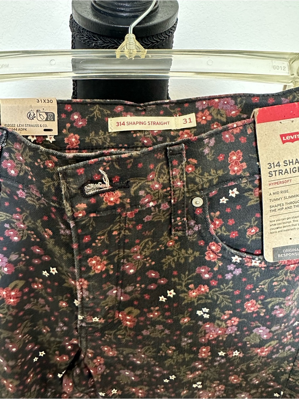 Levi's 314 Shaping Straight Black Floral Jeans. Size 31x30. NWT - Picture 11 of 15